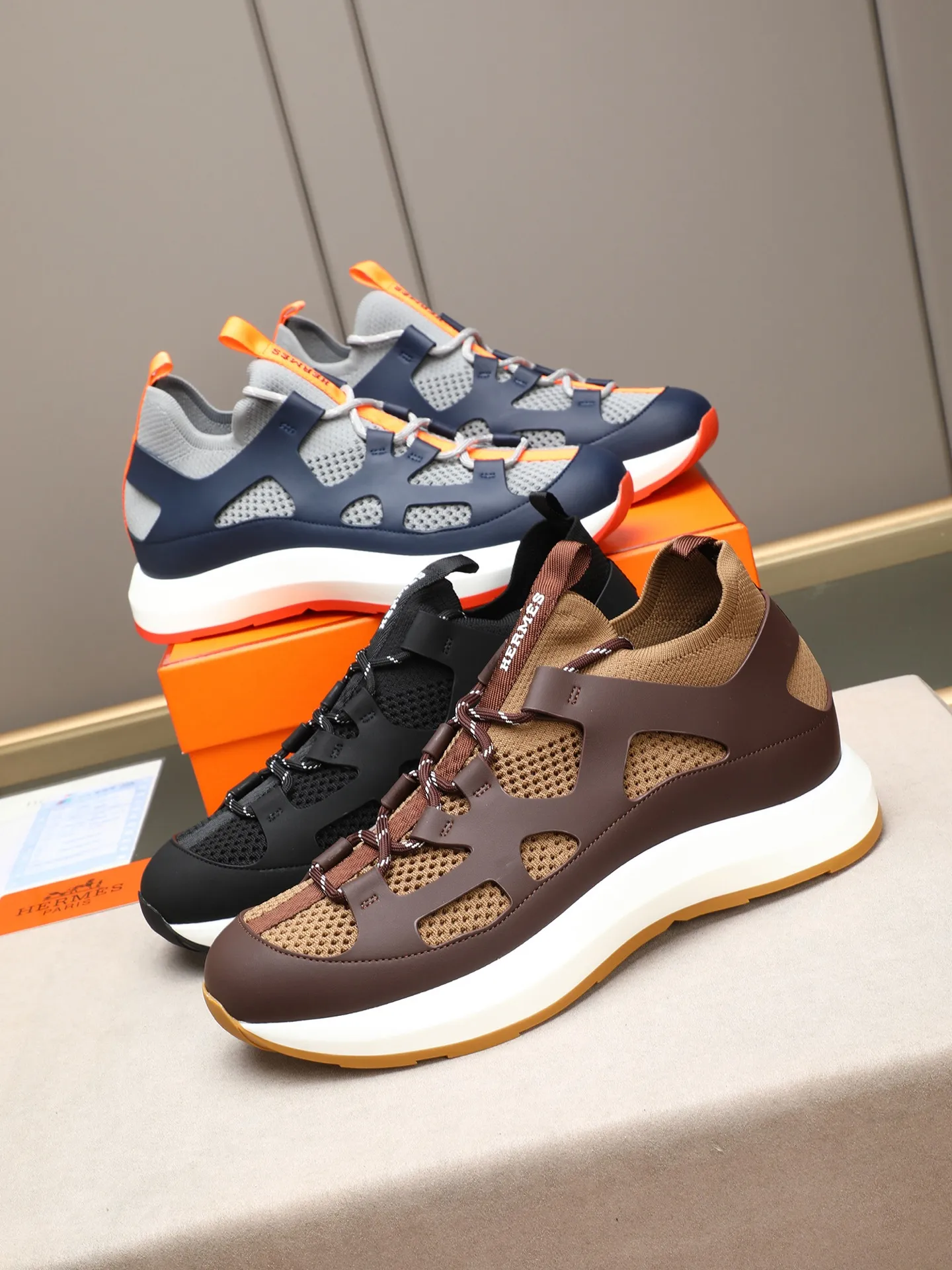 Men's shoes💰580 HERMES/Hermès men's rest sneakers! -High-end quality original casual sports shoes -Upper: high nappa calfskin, forging technology, knitted fabric, shoe brand webbing, injection molded brand logo -Inner: foot pad; water-dyed cowhide -Outsole: ultra-light TPU·rubber; two-color molded outsole -Ultra-high quality control·fine workmanship: highlighted (high-end·luxury·grade) Size: 38-39-40-41-42-43-44 (45 can be customized)